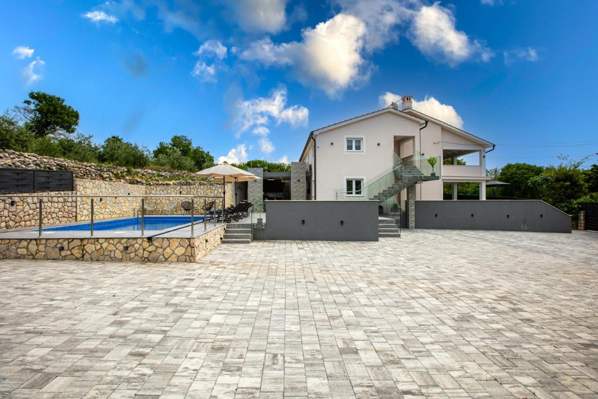 Adri Villa